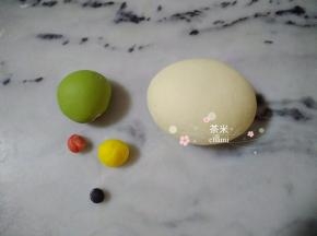 主材料拌匀，揉成光滑面团。
分出120克白面团，
绿色：30克揉入菠菜粉
黄色，粉色，黑色揉小小块就好了。