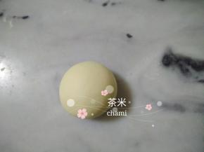 白面团静置好后，排气，平均分成40克的剂子，揉圆。