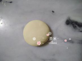 揉圆后，压扁一些些。