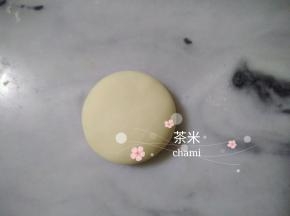 揉圆后，压扁一些些。