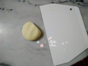 一手压着面团，一手用分割板，竖着往左边挤一挤。