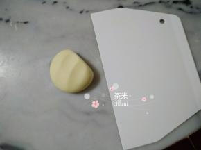 一手压着面团，一手用分割板，竖着往左边挤一挤。