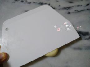 然后另一边也是同样用分割板挤一挤，挤成三角形后，分割板压一压。