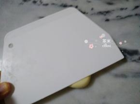 然后另一边也是同样用分割板挤一挤，挤成三角形后，分割板压一压。