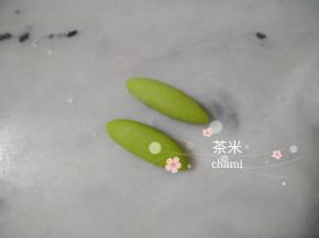菠菜面团，分成每个5克的剂子，搓成椭圆形。