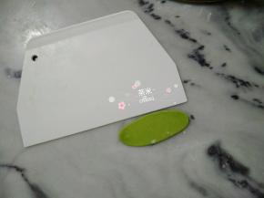 用擀面杖擀一下，差不多跟图中一样。