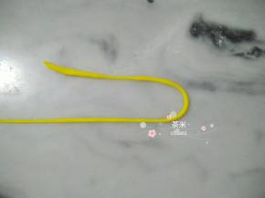 南瓜面团搓成细条。