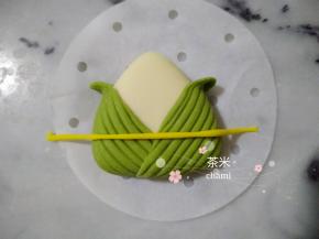 切出适合包裹粽子的长条，并沾粘上去。