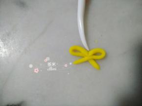 再把大圆平均的往中间推一推，压紧。