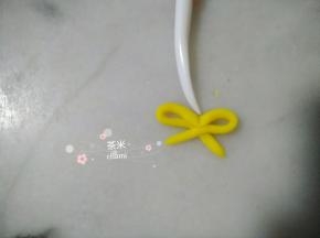 再把大圆平均的往中间推一推，压紧。
