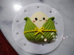 再把眼睛和腮红点上。
夏天室温发酵半小时，冬天烤箱30度，湿度60度，发酵半小时。蒸十分钟。