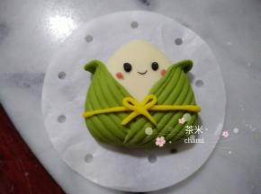 再把眼睛和腮红点上。
夏天室温发酵半小时，冬天烤箱30度，湿度60度，发酵半小时。蒸十分钟。