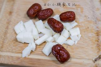 2、	山药去皮切块，根据孩子月龄大小切成适合的块，山药的粘液会让皮肤很痒，所以要戴手套哦