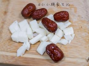 2、	山药去皮切块，根据孩子月龄大小切成适合的块，山药的粘液会让皮肤很痒，所以要戴手套哦
