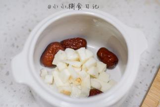 3、	山药、红枣放入炖盅内