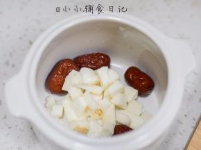 3、	山药、红枣放入炖盅内