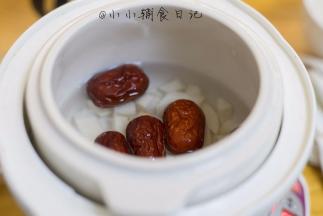 4、	大米洗净倒入水一起放在炖锅里按炖粥键，这个是八倍粥