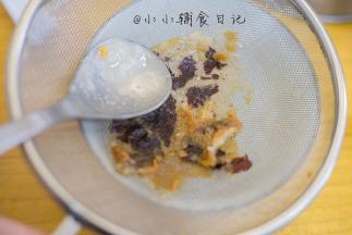 6、	用筷子夹出红枣过筛，就能去掉核跟皮，