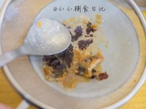 6、	用筷子夹出红枣过筛，就能去掉核跟皮，