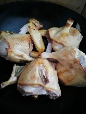 热锅把鸭皮煎成金黄色