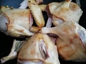 热锅把鸭皮煎成金黄色