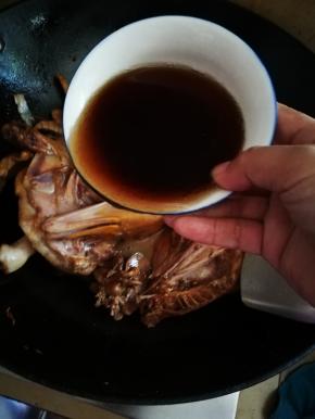 然后加入3碗百事可乐，盖上盖子继续中小火煮