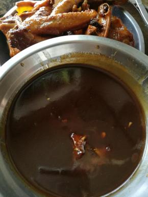 酱汁用小碗装起，吃时可以沾酱吃