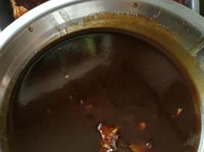 酱汁用小碗装起，吃时可以沾酱吃