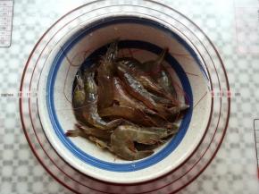 买回来的大虾换水清洗干净