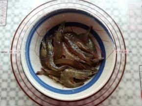 买回来的大虾换水清洗干净