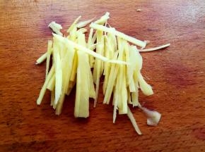 生姜去皮切丝