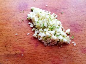 蒜米去皮切成碎粒