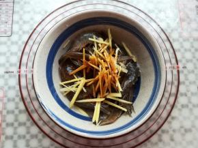 把蒜米，姜丝放到大虾碗里