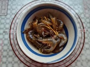 加入生抽，盐，食用油混合腌制半小时