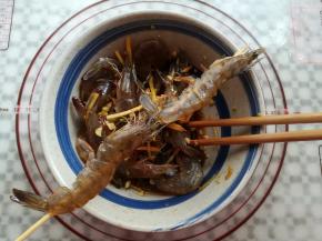 用竹签把大虾串起来，2只为一串