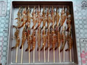串好的大虾放入烤盘里摆好，间隔出空隙