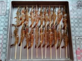 串好的大虾放入烤盘里摆好，间隔出空隙