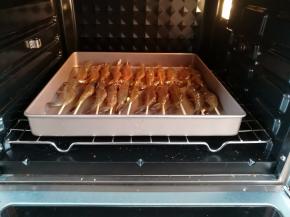 整个烤盘放入预热好的烤箱底层