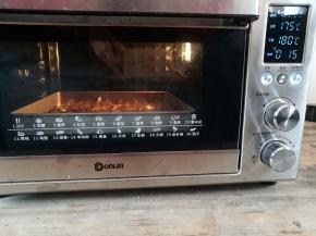 烤箱上火175度，下火180度烤15分钟