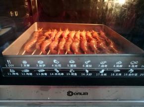 烤到8分钟的时候取出把虾翻面，继续烤完设置时间