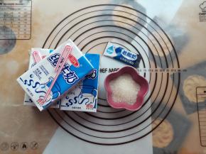 准备好纯牛奶，白砂糖和酸奶菌粉