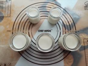 混合好的牛奶倒入酸奶杯中