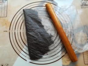 用保鲜袋把奥利奥擀成粉末