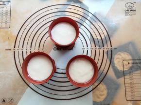 酸奶倒入食品级仿真花盆里