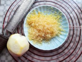 柠檬皮用工具刨成屑