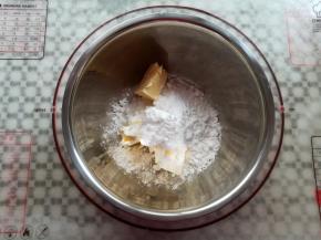 取一个干净的盆子放入软化好的黄油和糖粉