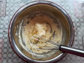 用蛋抽把黄油打发到顺滑