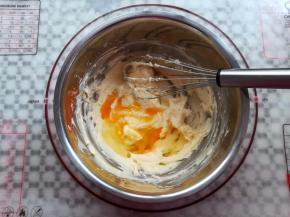 全蛋液分2次加入到黄油里打发顺滑