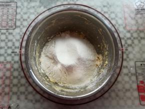 加入过筛的低筋面粉简单混合