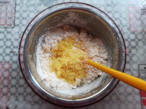 加入柠檬皮屑混合均匀